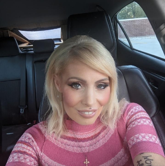 Meet your Posher, Ktina - Picture 2 of 4